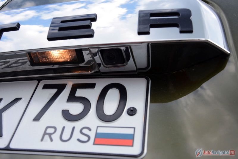 Сама камера не прячется внутрь, а потому уязвима для грязи