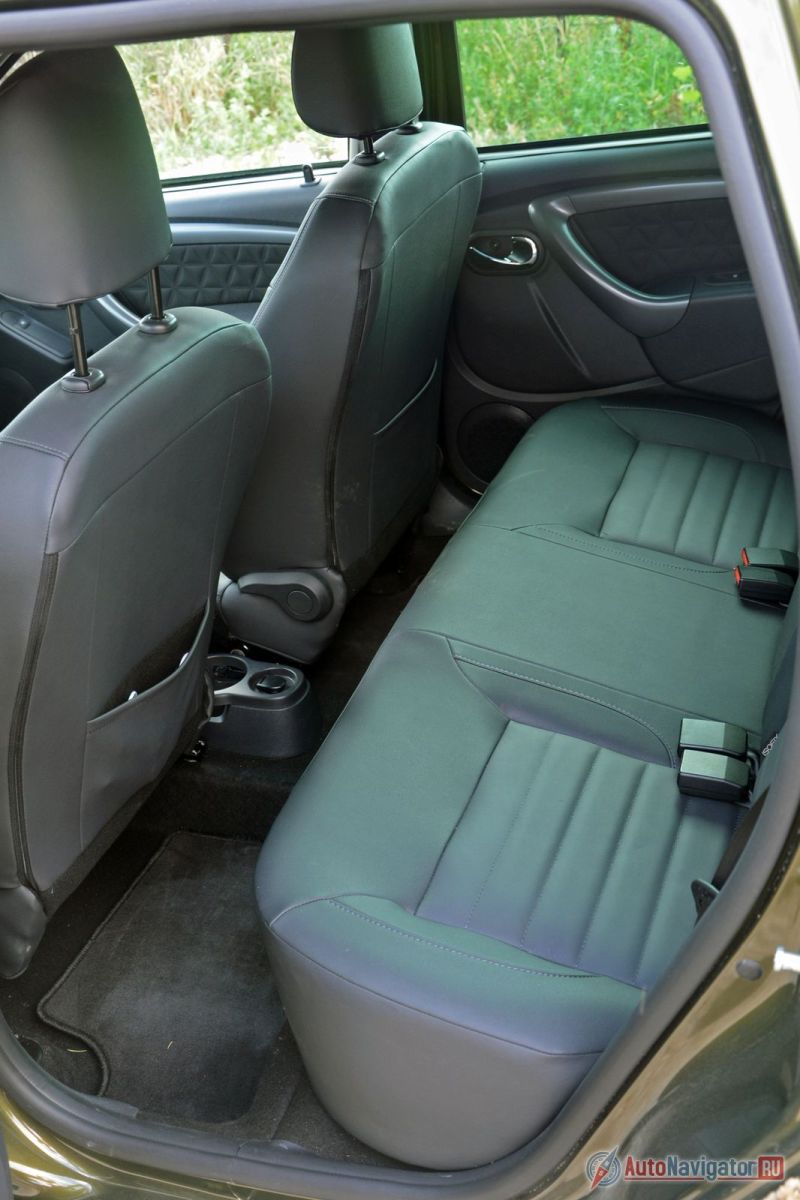 На втором ряду для двоих достаточно места