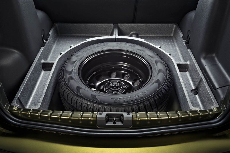 У полноприводных машин запаска в подполье. У автомобилей с приводом на переднюю ось – под днищем на улице