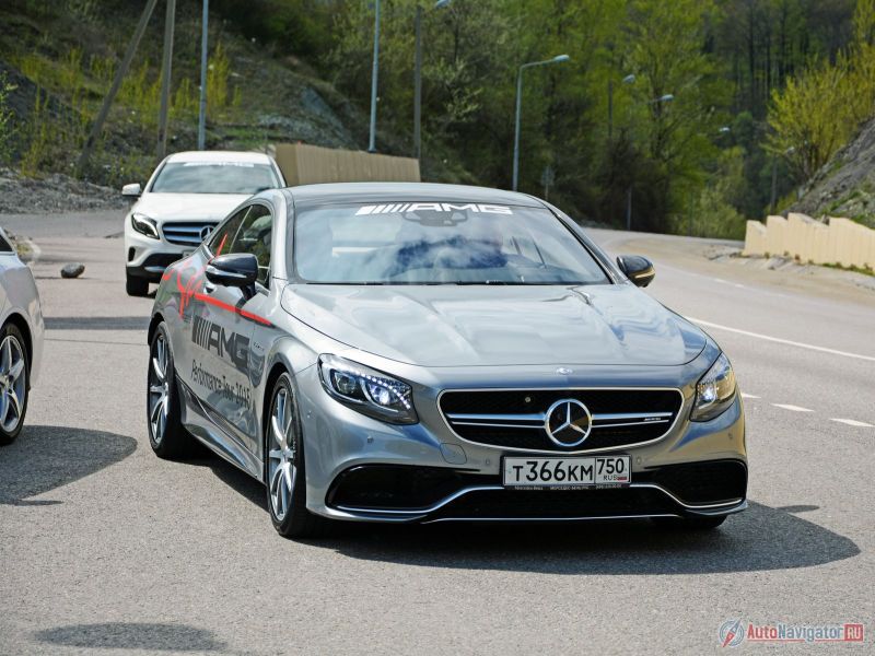 … аэродинамический обвес, закрытые специальными крышками ступицы кованых дисков, опциональные карбонокерамические тормоза и прочие детали, двухдверка S-AMG остаётся флагманом, заточенным под комфорт