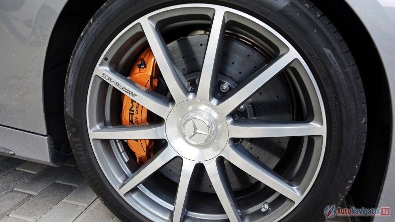 На спусках с сочинских гор тормозные механизмы с композитными дисками (390x36 мм впереди и 360x26 мм – сзади) и усиленными суппортами, что устанавливают за доплату в 577 056,58 рублей, позволяют точно прогнозировать интенсивность замедления и не опасаться за перегрев