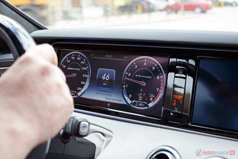 Претензий к качеству графики огромных дисплеев нет, но перемычка из глянцевого пластика не добавляет солидности