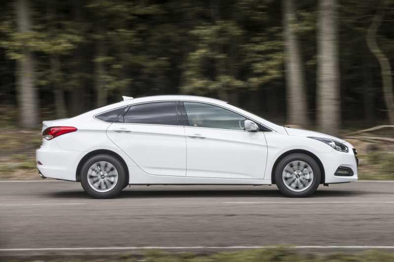 В профиле каких-либо перемен не замечается. Силуэт, как и раньше, выглядит достаточно стремительно.