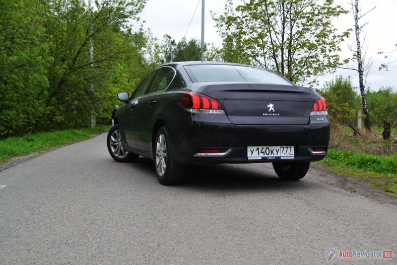 Не сказать, что сзади «Пежо» красавец, но нет ничего, что отталкивало бы взгляд