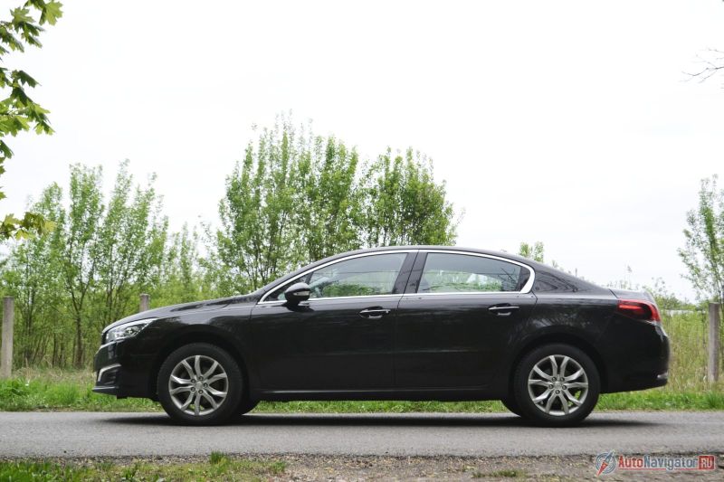 Обычный французский профиль. Передний свес мог бы быть покороче, но вот что интересно – клиренс, аж, 170 мм. По этому параметру все конкуренты лежат лапками вверх