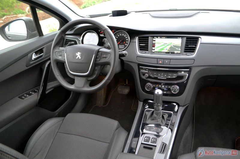 Куда ни глянь – везде кнопки, кнопки, кнопки. Все бы ничего, но экран не сенсорный, а управляется он маленькими клавишами под ним. Лучше бы была шайба на центральном тоннеле