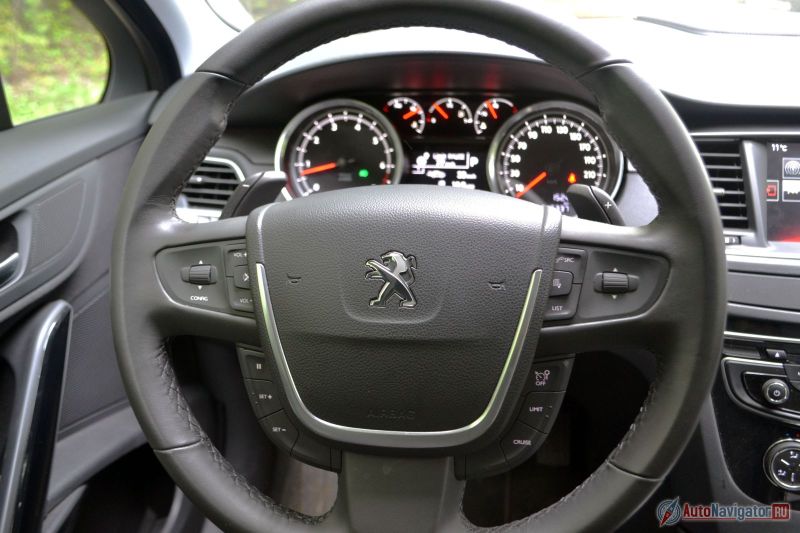 На руле полно кнопок, но сгруппировать их можно было бы и удобнее. Хотя за круиз-контроль с ограничителем спасибо