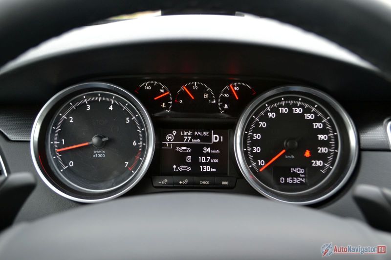 Расход за время теста составил 10,7 литров на 100 км. И это при обещанных 10,5. Фантастика. Бьюсь об заклад, я мог бы ехать и экономнее. На трассе расход должен быть ровно в два раза меньше