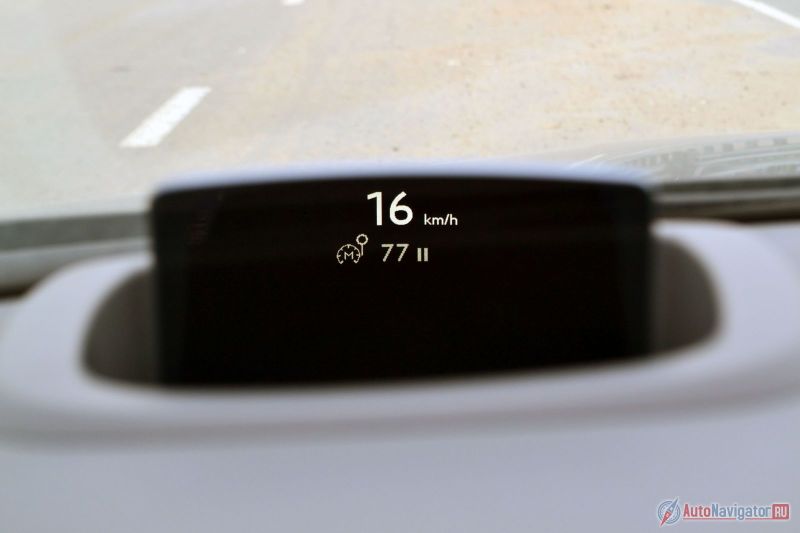 Проекционный дисплей черного цвета – спорное решение. А учитывая, что он стоит, как нормальный смартфон, еще и весьма сомнительное приобретение