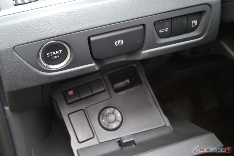 Ручник электрический и слева - это нормально, а вот к тому, что кнопка запуска двигателя слева, надо привыкать. Чуть ниже есть откидной отсек с потайными кнопками – ими настраивается проекционный дисплей. Может фильм «Такси» вдохновил?