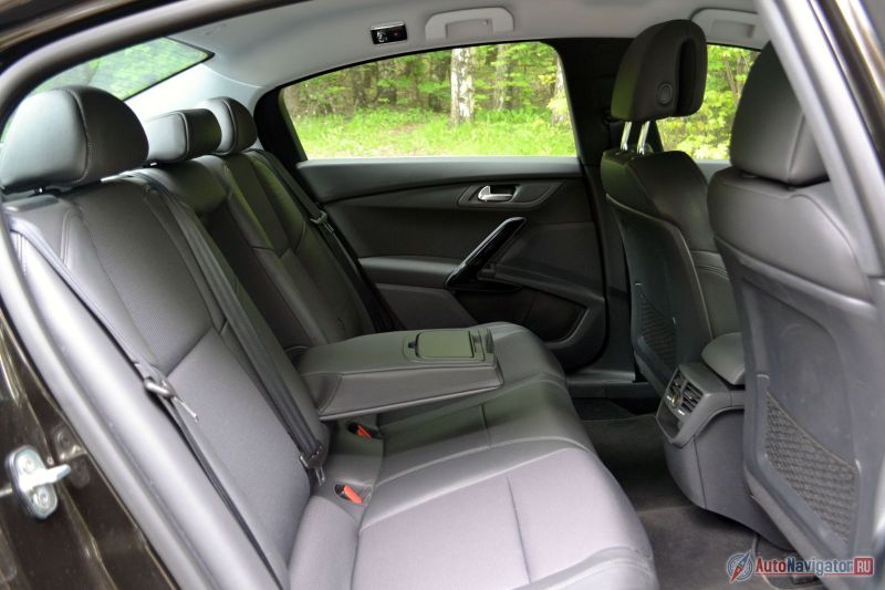Сзади места не в избытке. Больше, чем в Camry, но меньше, чем в новом Mondeo – нормально одним словом. Есть подлокотник, подстаканники, дефлекторы и ниша, в которую можно воткнуть отдельный климат-контроль для задних пассажиров, но по умолчанию будет просто полочка для мобильника или сигарет
