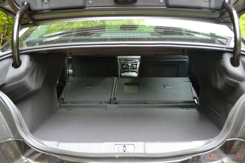 Багажник объемом 545 литров – не рекорд, но очень прилично. К тому же сиденья складываются и есть лючок для длинномеров
