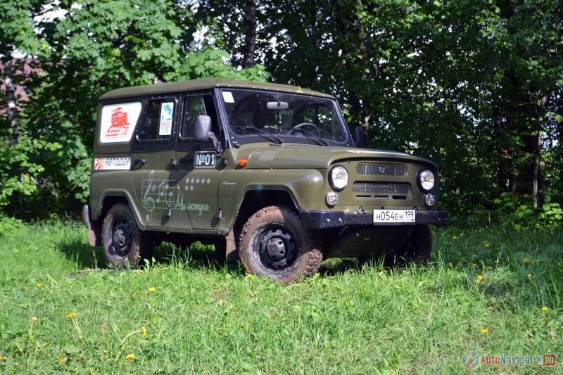 Отличительные особенности «победного» УАЗа от «непобедного»: аэрография на кузове и шильдики «Победная серия» на крыльях, армейский цвет (зеленый металлик), черные диски и колпаки, защита рулевых тяг (штампованный стальной лист), шины Contyre Expedition и специальный сувенирный набор (вещевой мешок, плащ-палатка, топор, котелок, набор столовых приборов)