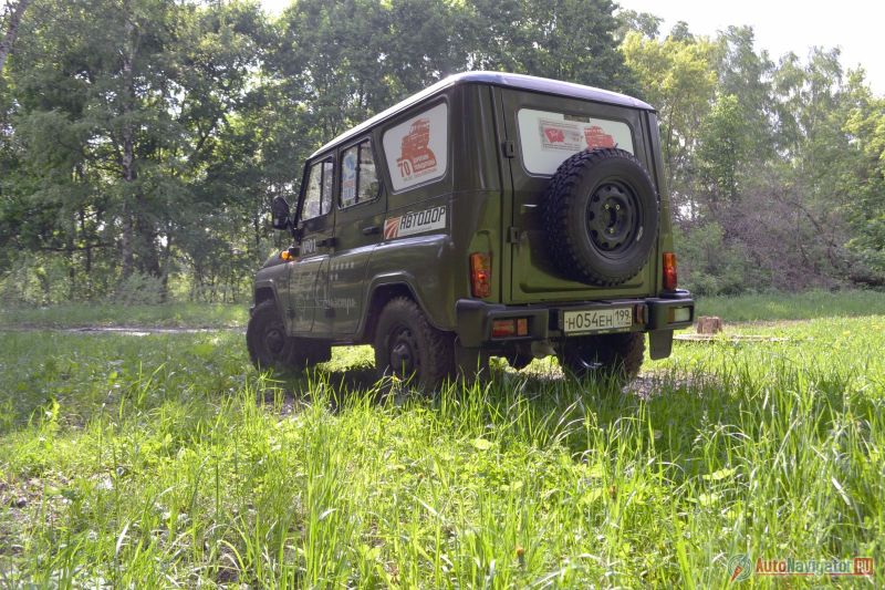 Наклейки на задних стеклах ухудшают обзорность, но не пугайтесь. Во-первых, их можно снять, а, во-вторых, с завода автомобиль выходит без них. Только с аэрографией