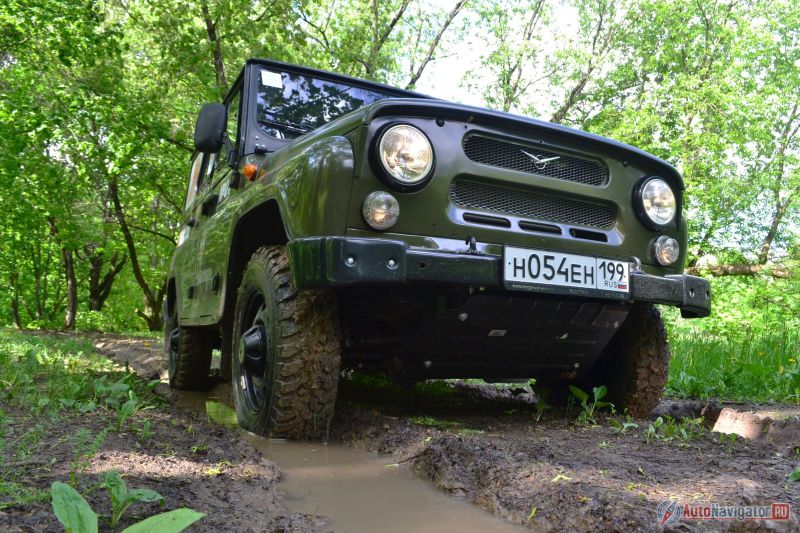 В городе, особенно таком большом, как Москва, этому «уазику» приходится нелегко, да и смотрится он в мегаполисе нелепо, а вот в лесу, в поле, в деревне, по фары в грязи он чувствует себя в своей стихии. А ты, сидя за рулем, чувствуешь себя если не богом бездорожья, то уж королем точно
