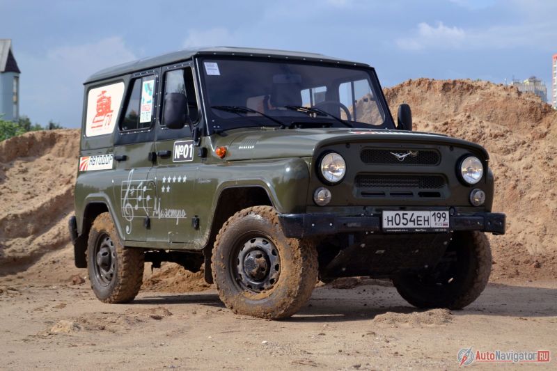 Новый УАЗ со свежей еще блестящей краской смотрится потрясающе. Непривычно брутально и мужественно. Честное слово, столько взглядов взрослых дяденек и восторженных криков детей, тыкающих на машину пальцем, я видел только будучи за рулем не менее легендарного Defender. А уж если машина в грязи, то успех вам обеспечен