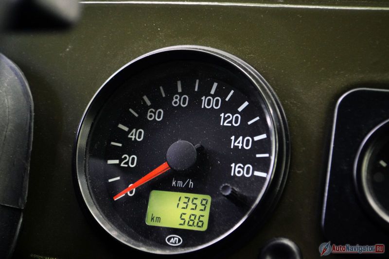 Спидометр размещен до 160 км/ч и выглядит это, как неприкрытая лесть УАЗику. Максималка по паспорту – 130 км/ч, но, чтобы до нее разогнаться, нужна очень длинная взлетная полоса. И чтобы никого на ней не было
