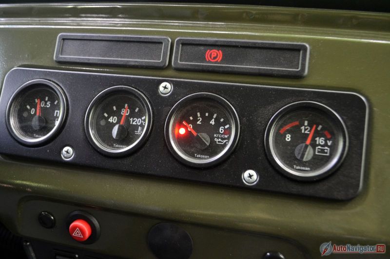 Тахометра нет, не говоря уже бортовом компьютере, а все контрольные приборы выстроились в ряд: уровень топлива в баке (баков два общей емкостью 72 литра), температура охлаждающей жидкости, давление масла, напряжение в сети