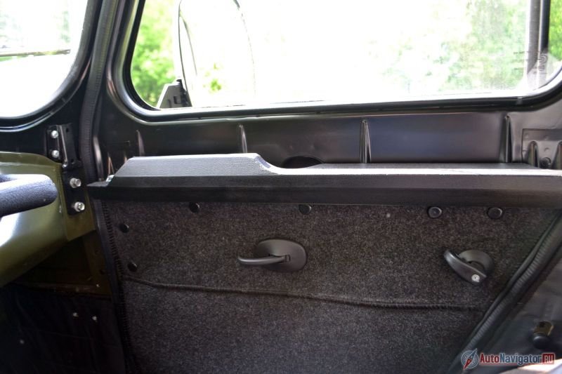 В дверях никаких карманов и подстаканников. Спасибо, что хоть голый металл на дверях не оставили, войлоком прикрыли. На самой двери две ручки - одна открывает дверь, вторая блокирует ее. За второй нужно тщательно следить, потому что ни о каком центральном замке речи не идет