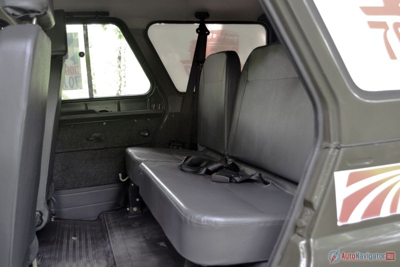 Пол можно смело мыть из шланга. Обивка сидений тоже на моющейся основе, но материал совсем не дышащий и спина становится мокрой уже через 10 минут езды. Спинки регулируются по наклону, но подголовников нет. Зато есть ремни безопасности для всех трех пассажиров (для среднего только поясной)
