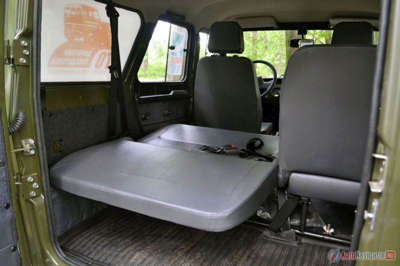 Спинки сидений можно разложить, превратив задний диван фактически в небольшую кровать. Не очень удобную и плоскую, но на безрыбье и рак рыба