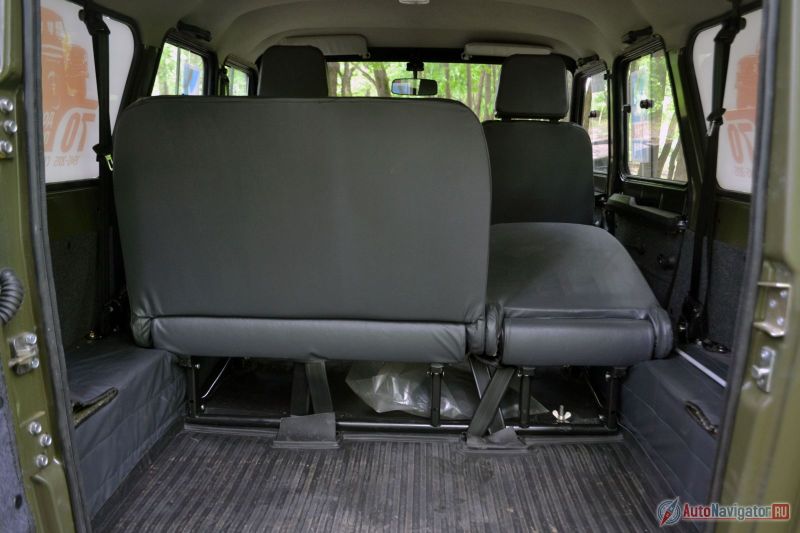 Можно сложить спинки сидений и в обратную сторону. Правда, сам механизм складывания трудоемок – нужно долго крутить барашек регулировки угла наклона спинки. А крутится он с усилием, да еще иногда и заедает