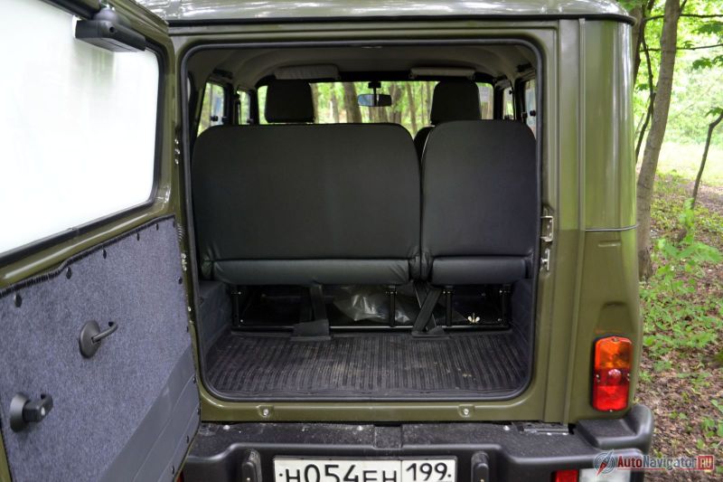 Багажник с виду небольшой, но идеальной прямоугольной формы, как собственно, и проем. Полезный объем – 400 литров