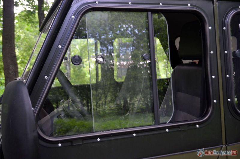 Кондиционера нет, стекла не опускаются, а сдвигаются, образуя лишь узкую щель, в которую попадает ровно столько воздуха, чтобы не задохнуться. Так что в жару даже в 25 градусов по Цельсию в салоне придется несладко, учитывая тот факт, что туда поступает еще и воздух от горячего мотора