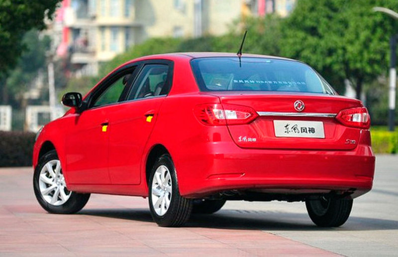 Корма радует светодиодными фонарями и горизонтальным хромированным молдингом