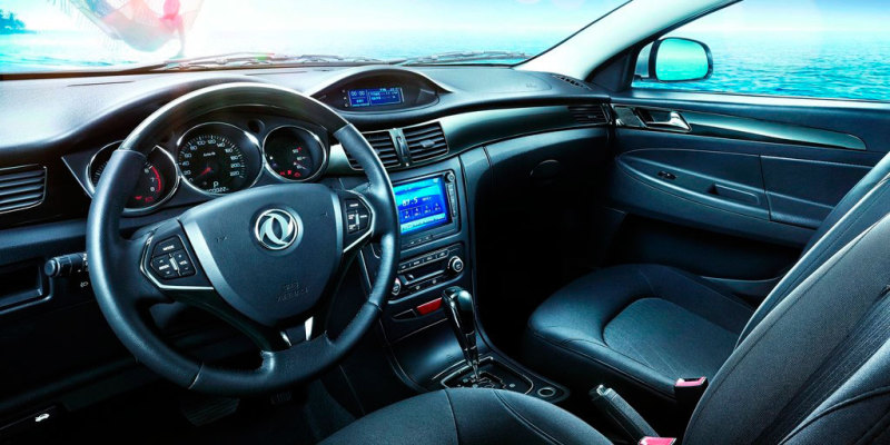 В дизайне передней панели есть даже намек на стиль. Приборы утоплены в колодца