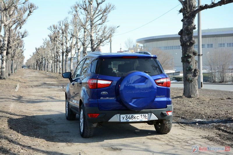 Сегодня Ford EcoSport предлагают по цене от 699 тысяч. И тоже со «звездочкой», потому что это по-прежнему стоимость базовой машины после суммирования всех бонусных предложений. Без них прайс на автомобиль стартует с 939 000 рублей