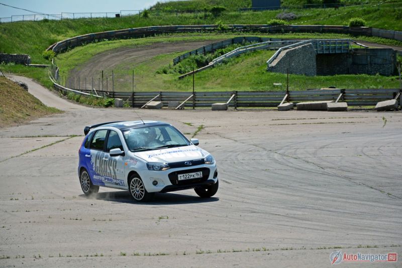 Снаружи автомобиль отличается отдельными декоративными элементами – заглушка решётки радиатора, молдинги и накладки