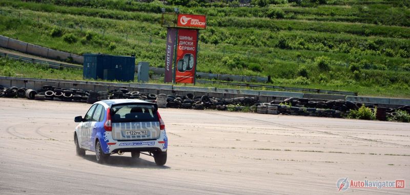 На этой фотографии видно, как трудится задняя независимая «многорычажка». Взгляните на рычаг!