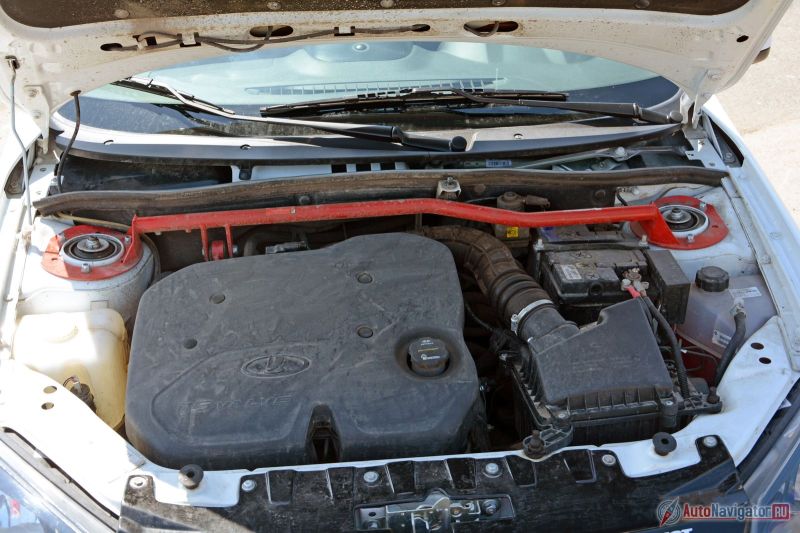 Распорки красного цвета работают на повышение жесткости кузова