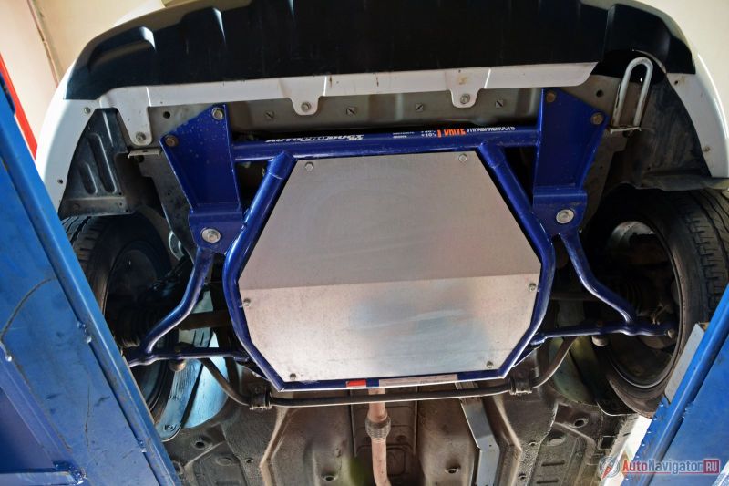 Передний подрамник по идее должен обеспечить выигрыш в управляемости. В данном случае установлена версия с защитой картера
