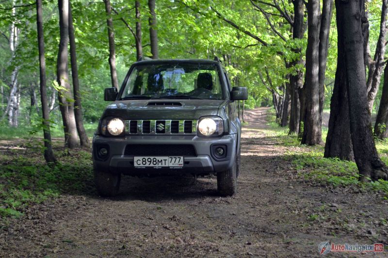 В лесу ощущаешь всю прелесть Jimny. Он узкий. Даже уже, чем Fiat 500