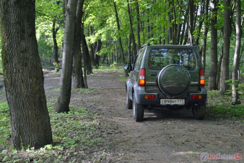 Запаска максимально опущена вниз, чтобы обзор назад был лучше