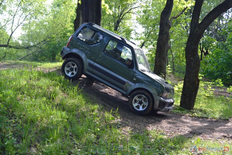 Геометрическая проходимость у Jimny на высоте: угол въезда – 35 градусов, угол съезда – 46 градусов, угол рампы – 30 градусов