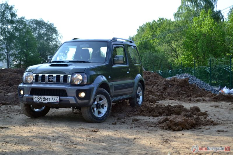 Благодаря короткой базе в 2250 мм, Jimny очень маневренный – радиус поворота всего 4,9 метра. То есть, для разворота ему требуется чуть больше 2,5 полос