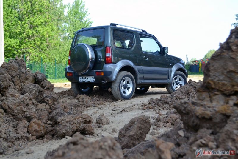 Клиренс – 190 мм, что вроде бы не так уж и много на фоне того же Ford EcoSport, который заявляет, что у него дорожный просвет аж 200 мм. Но на самом деле Suzuki просто честен с нами – 190 мм это минимальный клиренс под задним мостом по центру. Просвет под передним мостом по центру уже 200 мм, минимальный просвет внутри базы – 255 мм, а просвет под рамой или лонжероном аж 265 мм