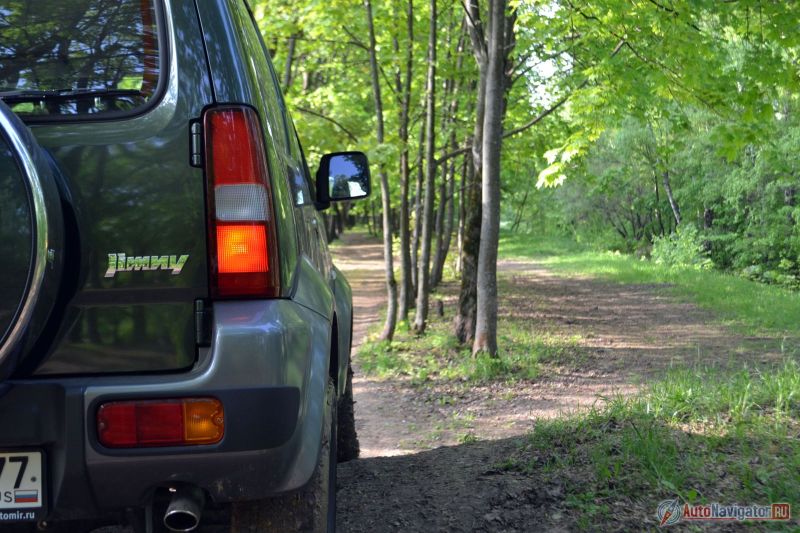Узкие фонари для более широкого проема багажника. Да и если в целом посмотреть на дизайн Jimny, то он создавался в угоду функциональности и практичности, а не в угоду моде
