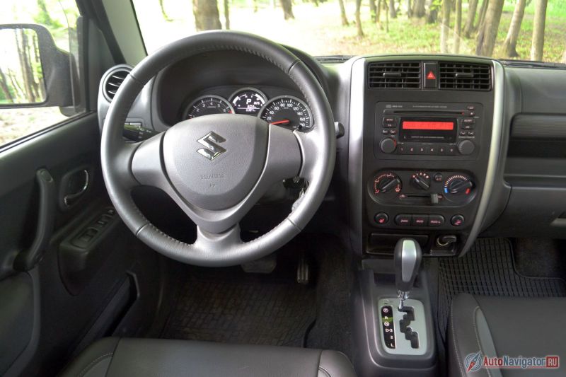 Типичный салон начала века. Все серенько и аналогово. Так как салон очень узкий, двери пришлось сделать плоскими, так что карманы в дверях – чистая формальность, положить туда можно чеки, брошюрки, салфетки, гаечный ключ или какую-то другую мелочь