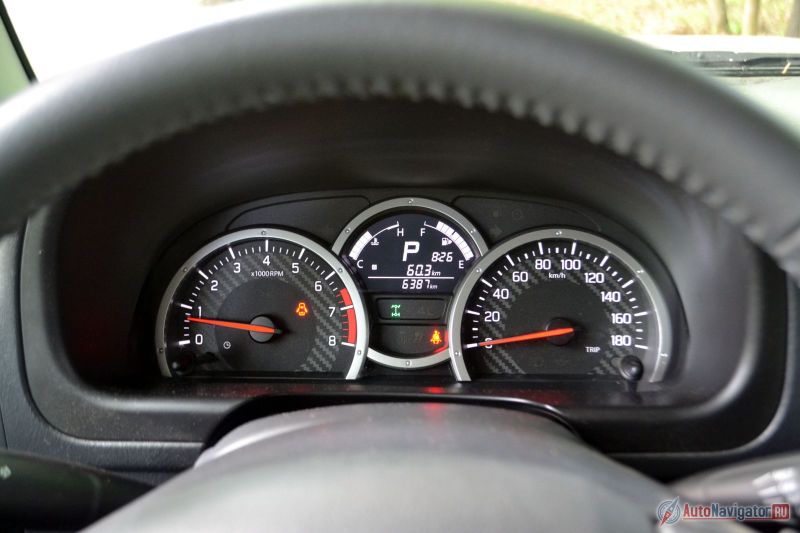 Бортового компьютера как такого нет, то есть средний расход топлива нужно считать по чекам на топливо и суточному пробегу. Производитель утверждает, что в городе 1,3-литровый мотор Jimny с «автоматом» расходует 9,9 литров 95-го на 100 км