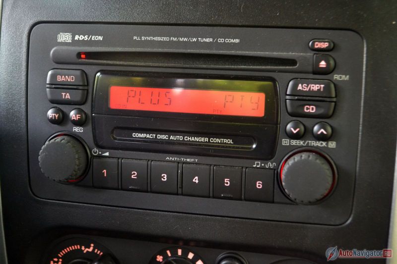 Ни о каких AUX и USB речи не идет. Даже MP3 не читает. Хорошо, хоть радио можно послушать. И то, звук идет из под ног пассажира, так что сгодится магнитола только для прослушивания новостей