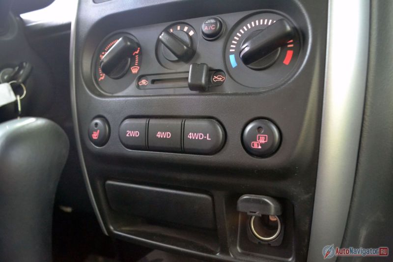Климат-контроль недоступен, только кондиционер. Полноприводная трансмиссия с пневматически управляемой муфтой подключения переднего моста позволяет переключать режимы 2WD и 4WD при движении. В режиме 4WD можно выбрать повышающую или понижающую передачу