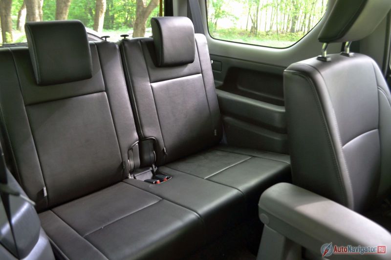 Сзади два честных сиденья с ремнями безопасности, полноценными подголовниками и креплениями Isofix для детских кресел