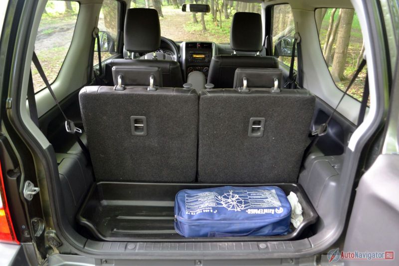 Багажник меньше, чем в Daewoo Matiz, всего 113 литров. Два пакета из супермаркета сюда, конечно, влезут, но не более