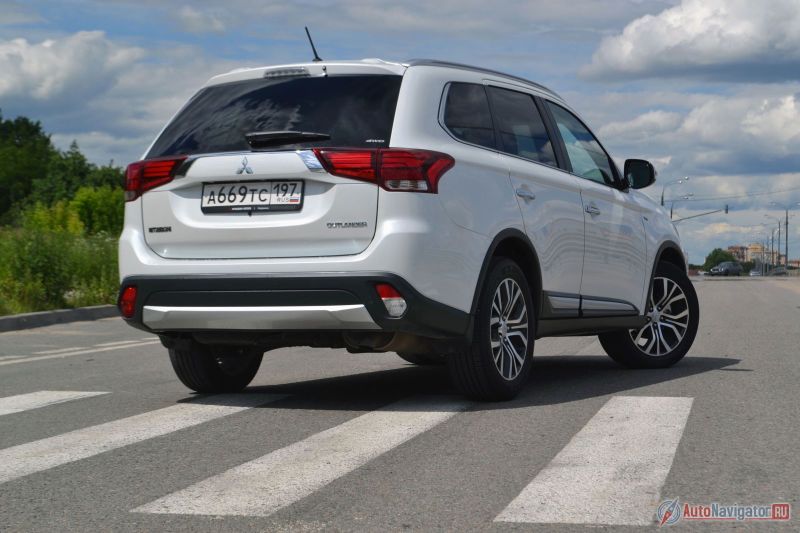 Сзади Outlander тоже похорошел. Серебристые фонари на дорестайлинговой версии давно вышли из моды