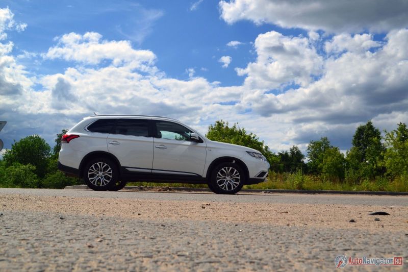 Удивительно, но Outlander умудрился похорошеть даже в профиль, в основном за счет заостренной вставки под алюминий на дверях