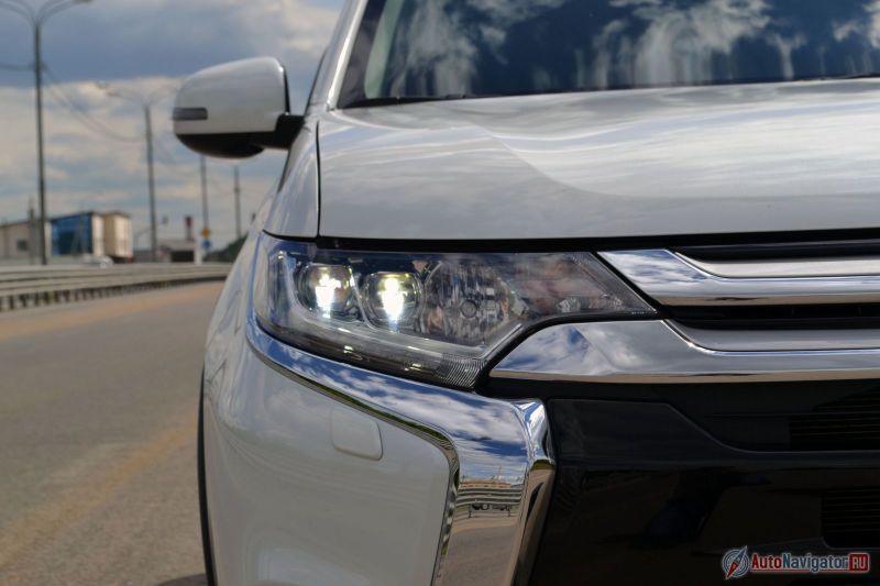 Светодиодные не только дневные ходовые огни, но и фары ближнего света. Правда, так только у топовых исполнений Ultimate и Sport. У остальных свет галогеновый, но с такими же LED ходовыми огнями